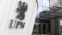 Metsäteollisuusyhtiö UPM:n logo pääkonttorissa Helsingissä.