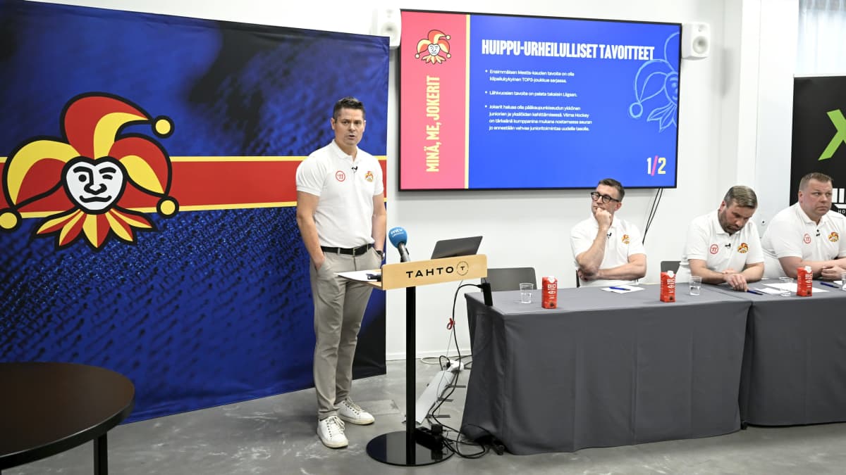 Hallituksen puheenjohtaja Mikko Saarni (vas.), toimitusjohtaja Antti-Jussi Niemi, urheilutoimenjohtaja Olli-Pekka Yrjänheikki ja päävalmentaja Tero Määttä Helsingin Jokerien mediatilaisuudessa Helsingissä 1. kesäkuuta 2023. Jääkiekon Mestiksessä ensi kaudella pelaava Jokerit julkisti tilaisuudessa uuden johtoryhmänsä ja kertoi seuran suunnitelmista.