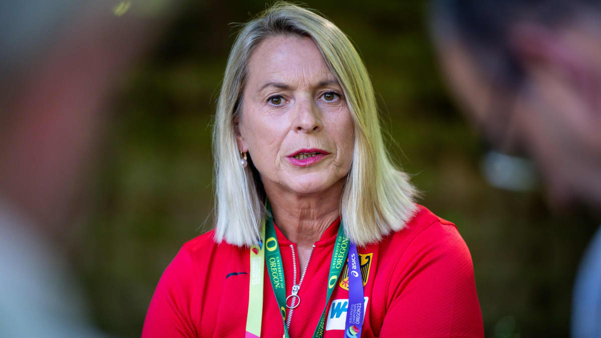 Saksan yleisurheilun päävalmentaja Annett Stein pitää infoa Oregonissa 2022.