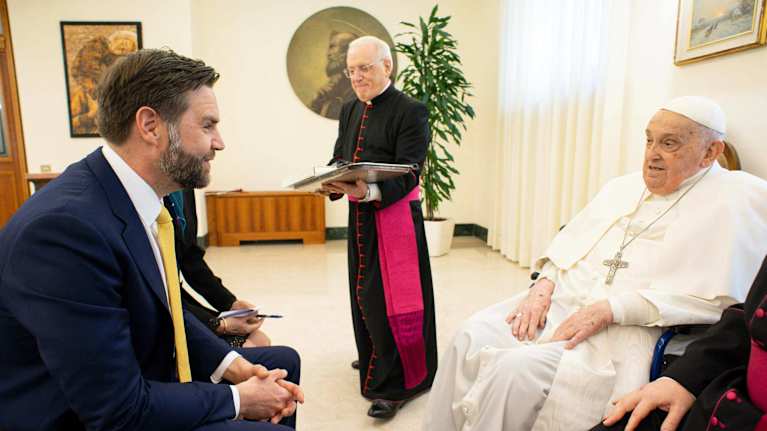J.D. Vance ja Franciscus tapaavat Vatikaanissa.