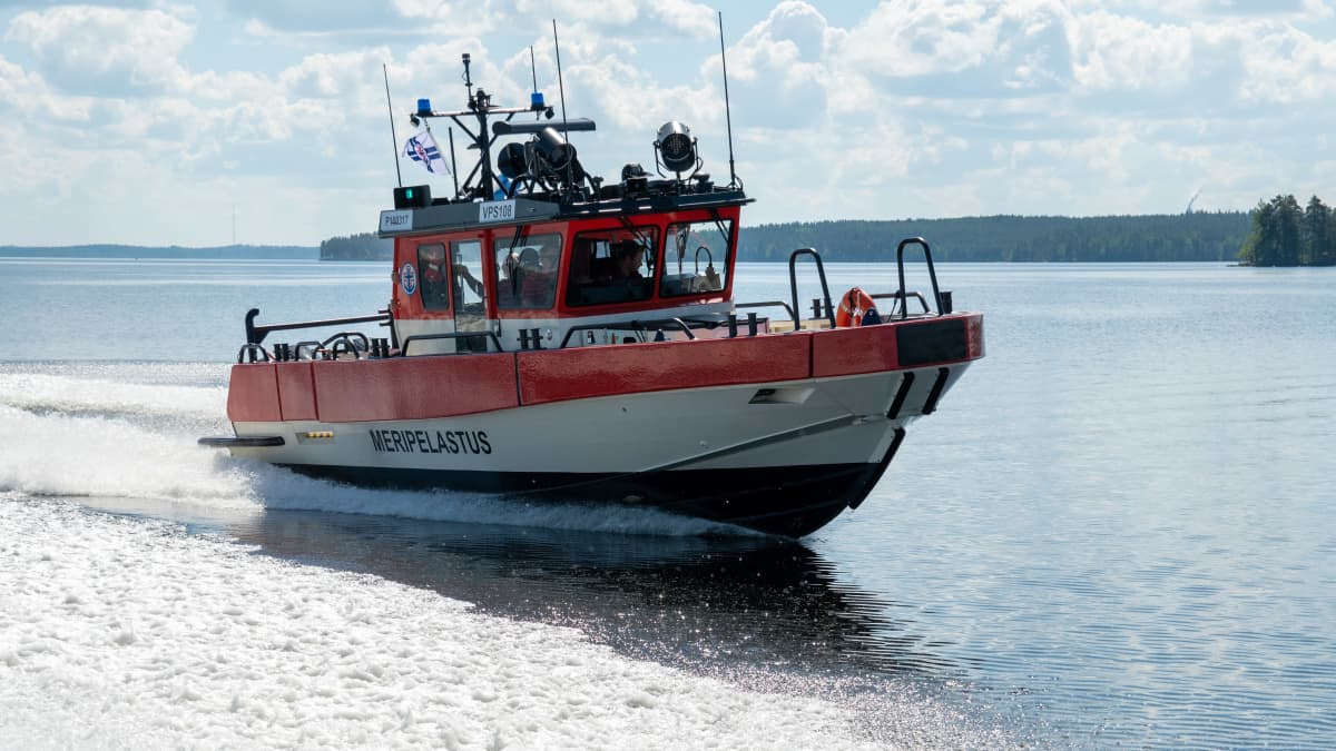 Photo shows a Coast Guard rescue vessel on lake water.