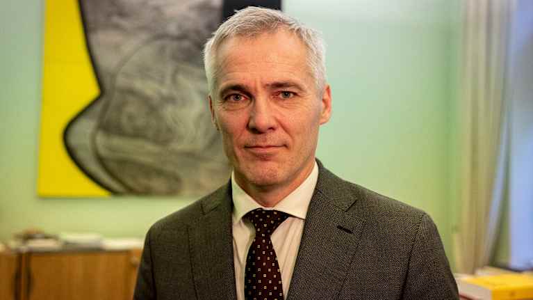 Anders Erik Gunnar Adlercreutz on suomalainen arkkitehti ja poliitikko ja Eurooppa- ja omistajaohjausministeri Petterui Orpon hallituksessa. Kuvassa Adlercreutz on työhuoneessaan Valtioneuvoston linnassa.