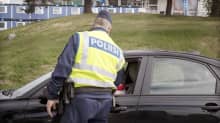 Poliisi valvoo liikennettä.