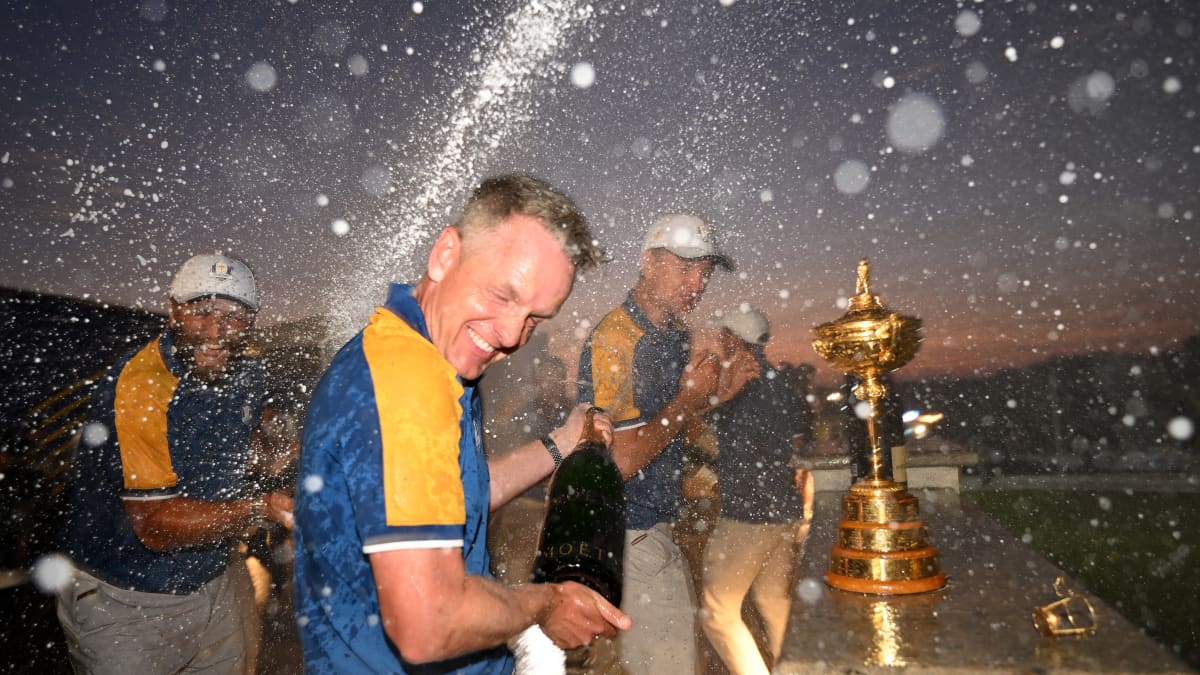 Euroopan joukkue juhlii Ryder Cupin voittoa.