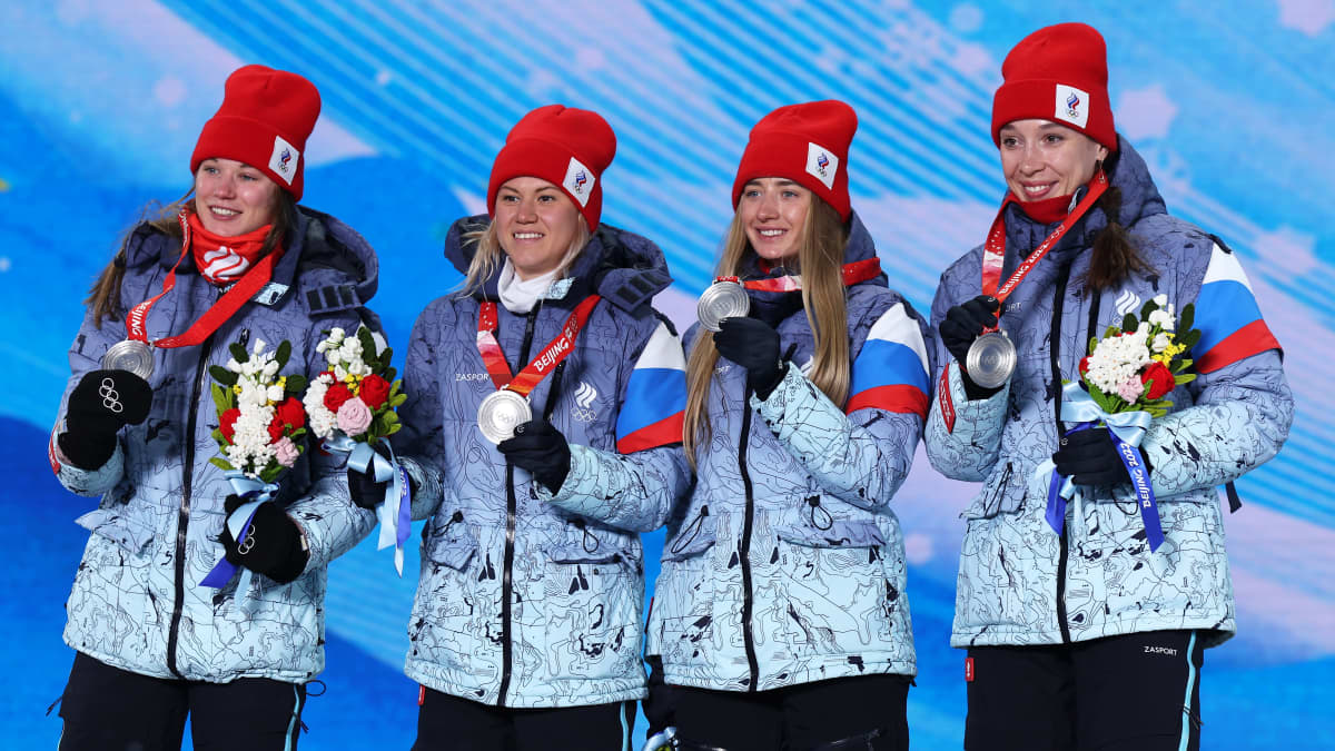 Venäjän naisten ampumahiihtojoukkue juhli viestihopeaa Pekingin talviolympialaisissa 2022. 