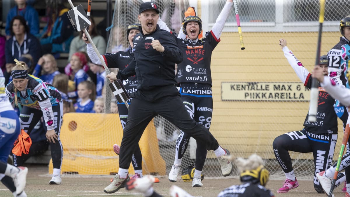 Manse PP juhlii välierävoittoa Lapuasta 3.9.2023.