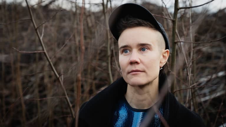 Emilia Kokko lähikuvassa marraskuun risukossa.