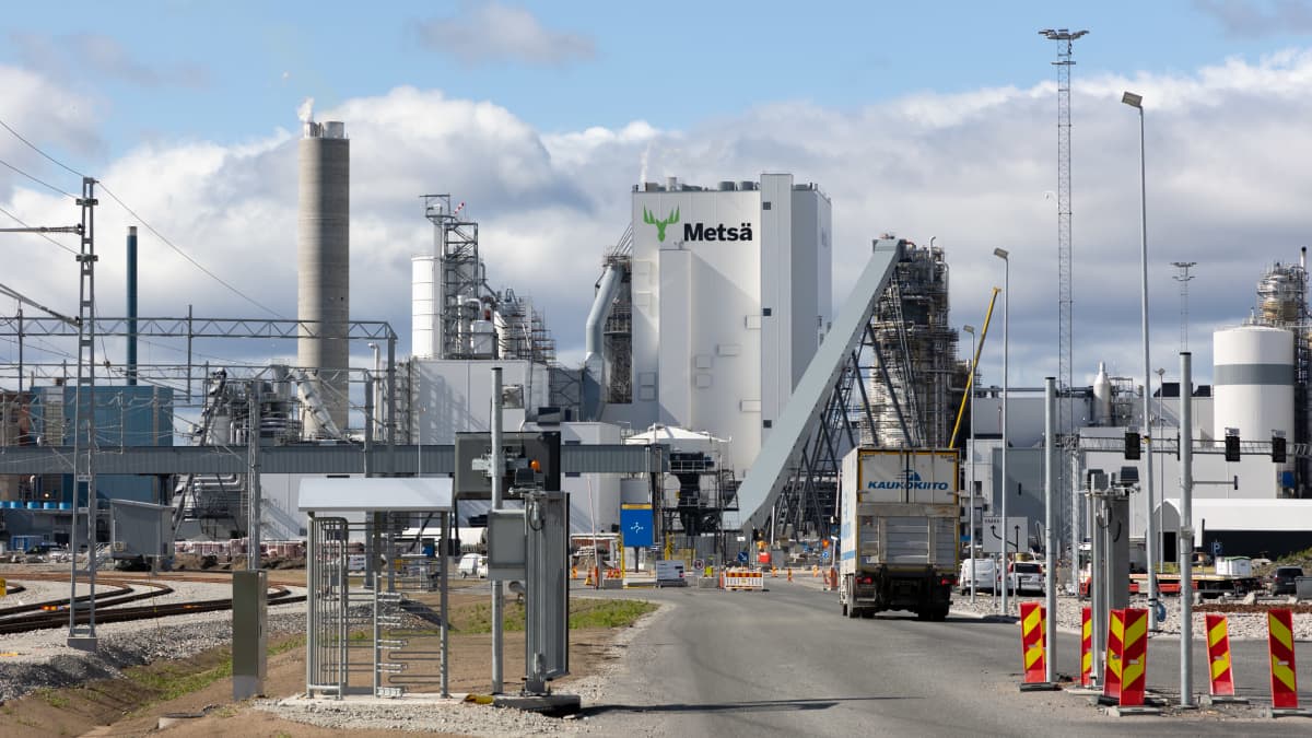 Metsä Fibren Kemin uusi biotuotetehdas lähes valmiina elokuussa 2023. Keskellä näkyvät mm. uusi piippu ja uusi soodakattila.  