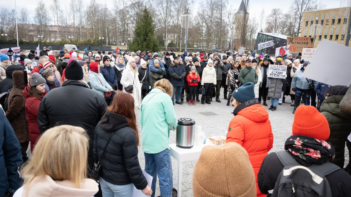 Rajat auki- mielenosoitus Lappeenrannassa. Paikalla oli noin 200-300 ihmistä.