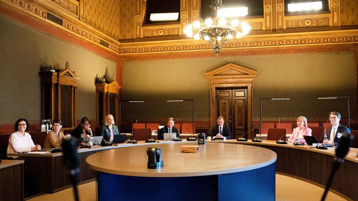 Hallitusneuvottelijoita puheenjohtajapöydän ääressä Säätytalossa.