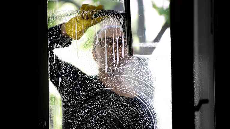 For example, window cleaning can be done as household work, which gives you a household deduction. Photo: Tiina Jutila / Yle
