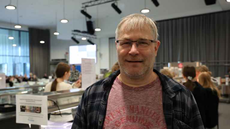 Joensuun Nepenkoulun apulaisjohtaja Juha Kettunen koulun ruokalassa.