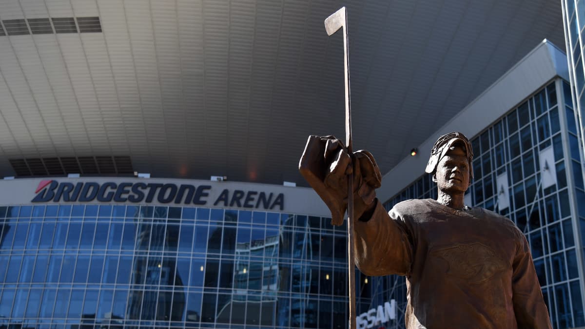 Pekka Rinteen patsas Bridgestone Arenan edustalla Nashvillessa.