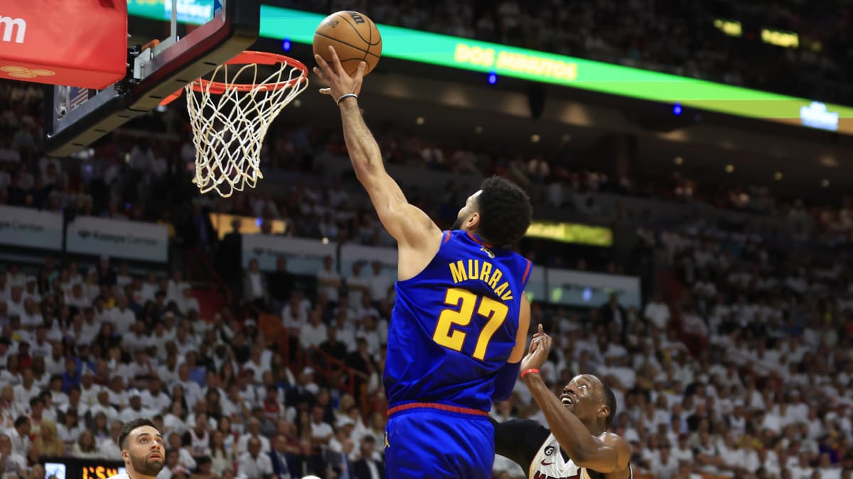 Murray donkkasi pallon koriin. 