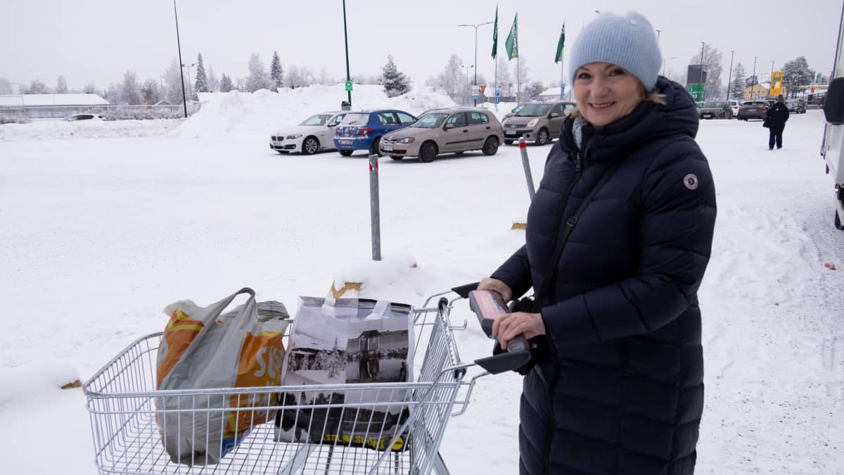 Svetlana Matjeeva ostoskärryjen kanssa Lappeenrannan market-alueella.