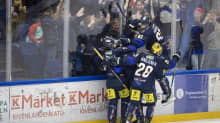 Kiekko-Espoon pelaajat ja katsojat riemuitsevat, kun Arttu Tuomaala teki 4–3-voittomaalin kolme sekuntia ennen kolmoserän loppua Mestiksen 5. finaalissa Kiekko-Espoo–Ketterä 26.4.2023.