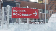 Korona- rokotukset kyltti terveysaseman edustalla