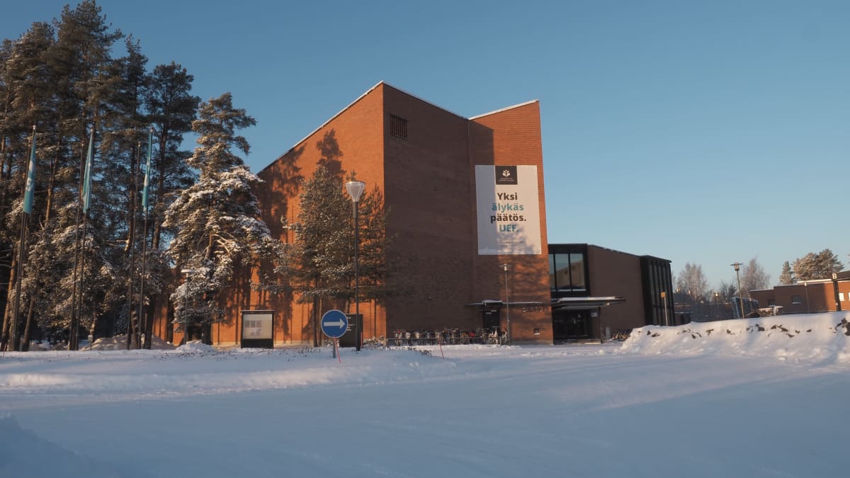 Yliopisto rakennus talvisessa Joensuussa