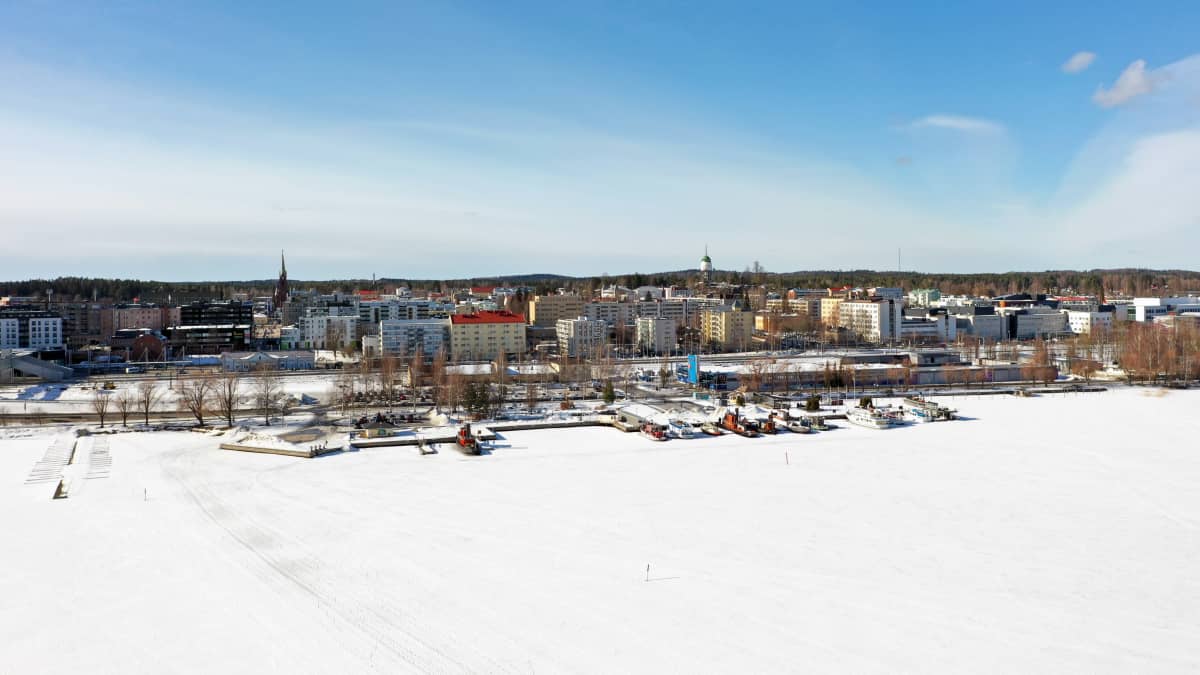 Ilmakuva Mikkelin satamasta ja keskusta-alueesta maaliskuussa 2023.