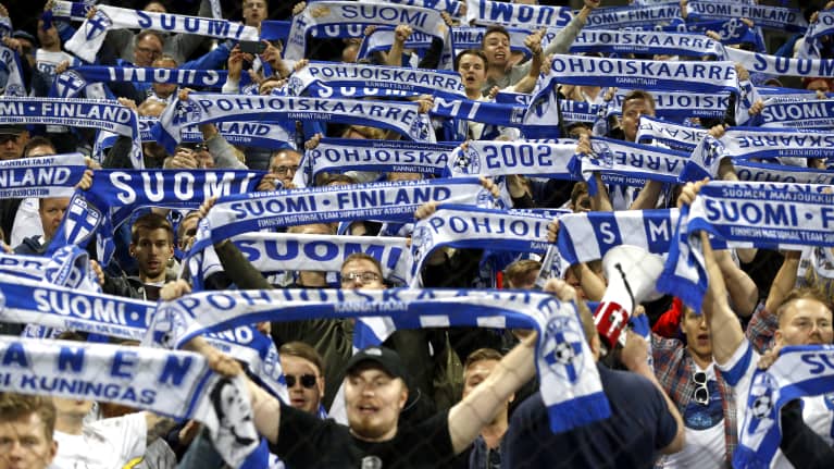 Suomen kannattajia Zenicassa syksyllä 2019.