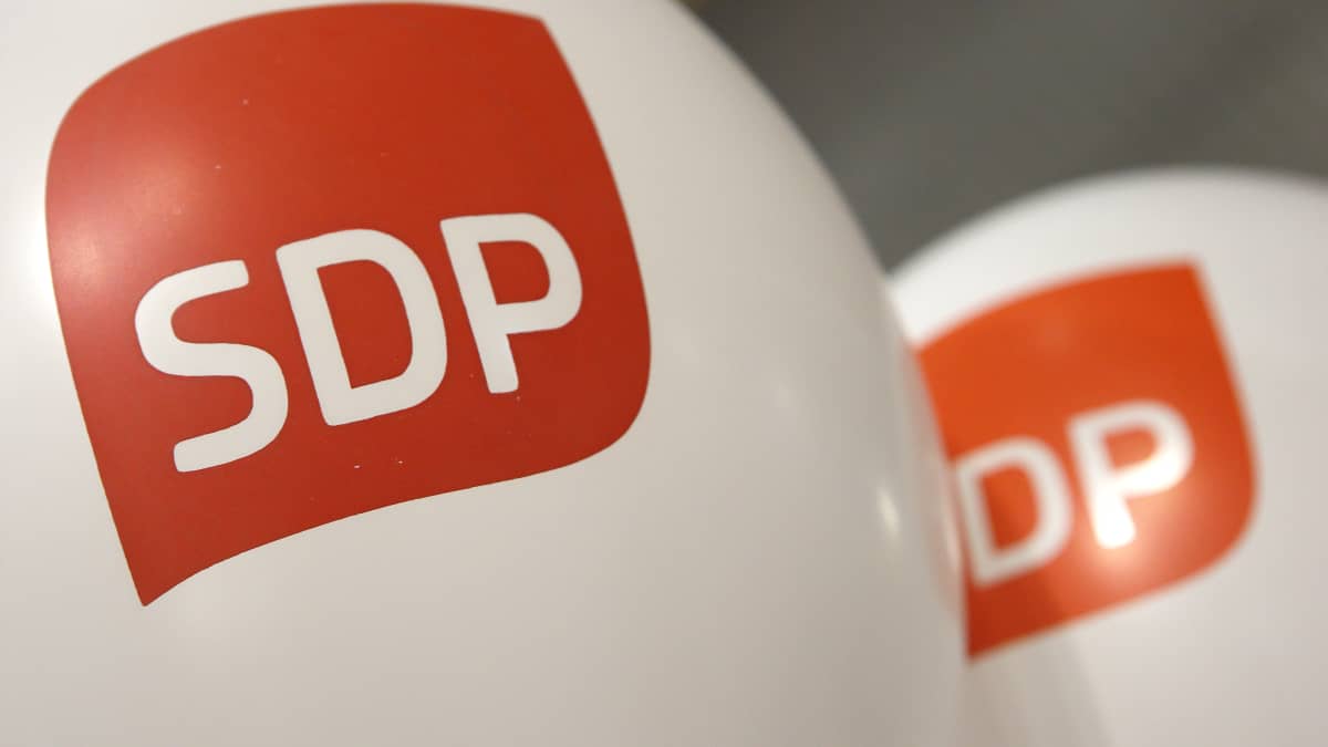 Två luftballonger med Sdp:s röda logga på.