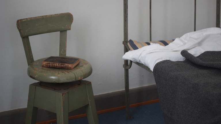 Rekonstruktion av Aleksis Kivis rum. Han blev intaget 1871, året efter att Sju bröder kom ut, vars första upplaga här ligger på taburetten, med diagnosen "kronisk melankoli".