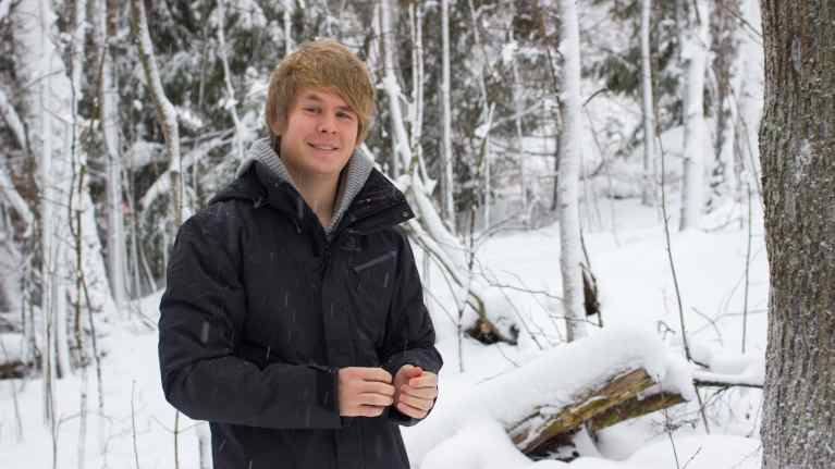 Aleksi Tuomola är en av 8 unga journalsiter som står bakom projektet Uusi Inari, en pop-up lokaltidning som är verksami Enare i fabruari och mars 2015.