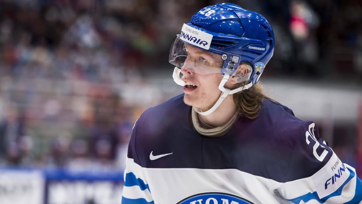 Ishockeyspelare andas ut under paus.