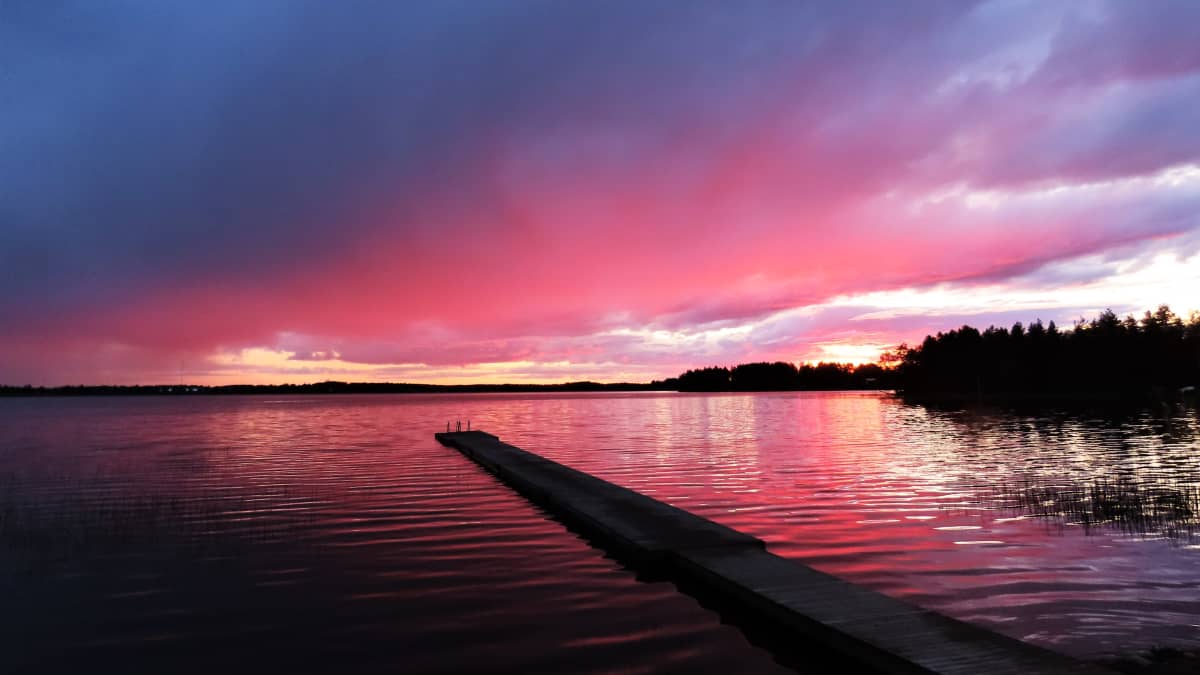 Iltaruskoa Pyhännällä. Maisema merelle, iltaruskon värjäämä taivas. Pitkä laituri. 