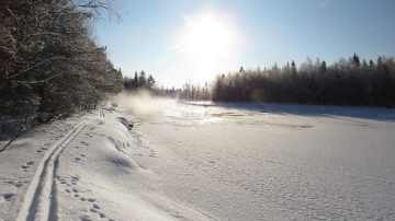 Aurinkoinen aamu Sallassa, joen varrella hiihtolatu. 