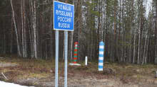 Venäjä-kyltti ja rajatolpat Sallan rajanylityspaikalla.