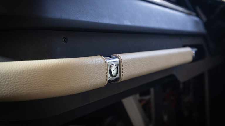 En närbild på en instrumentbräda.