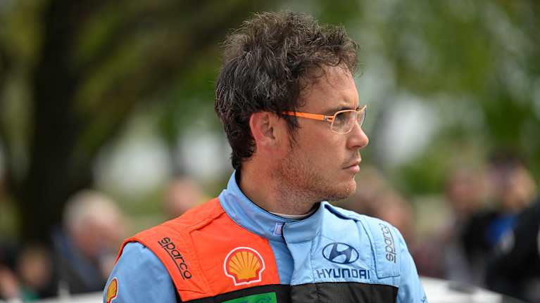 Thierry Neuville katsoo sivulleen.