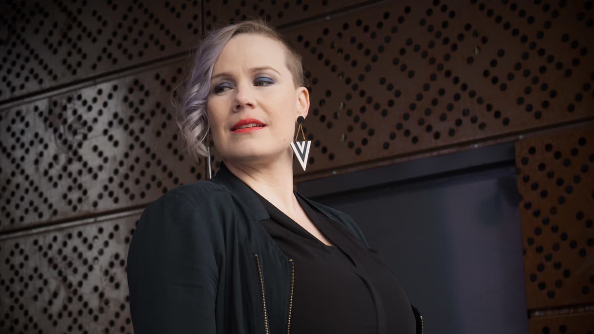 Laulaja Jonna Christensen katsoo sivulle 
