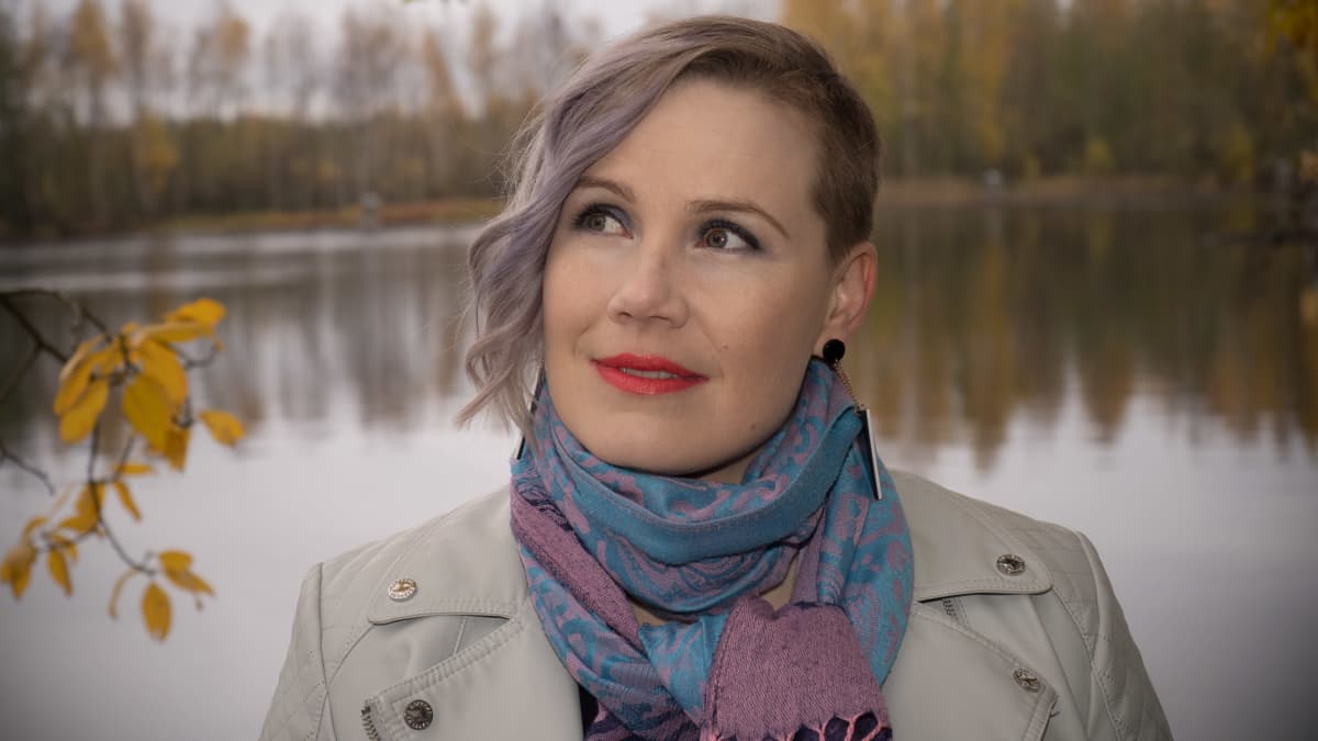 Laulaja Jonna Christensen joen rannalla