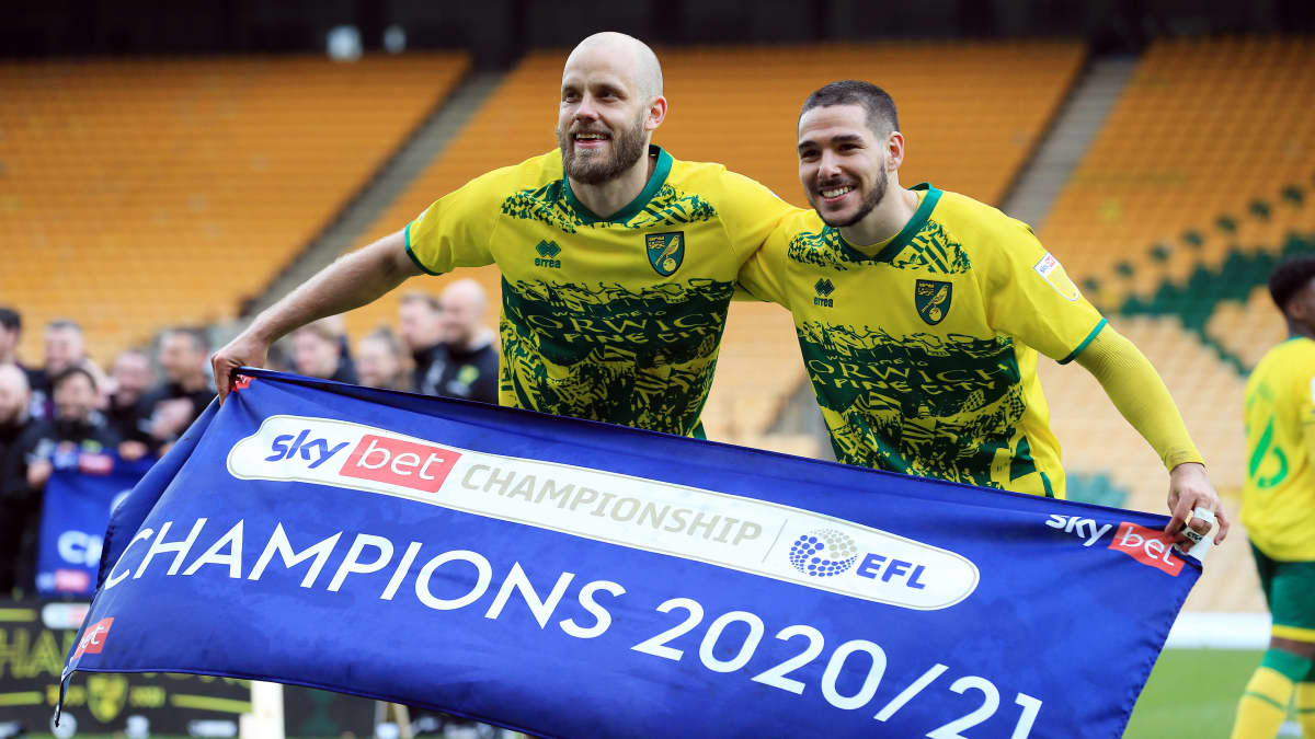 Teemu Pukki ja Emiliano Buendia juhlivat Mestaruussarjan voittoa keväällä 2021.