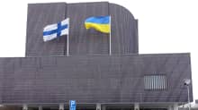 Seinäjoen kaupungintalon lipputangoissa nostettuna Suomen ja Ukrainan liput suurlähettiläs Olga Dibrovan vierailun kunniaksi 23.3.23.