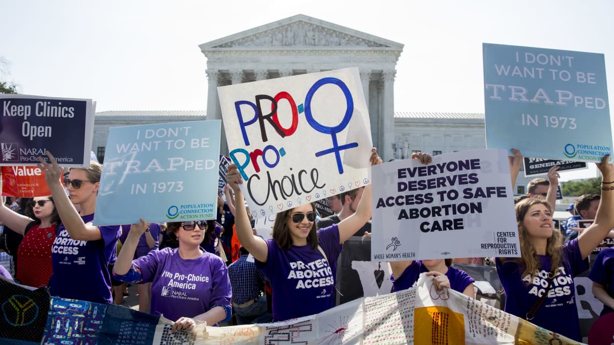 Aborttioikeutta kannattavat mielenosoittajat pitävät käsissään plakaatteja Washingtonin korkeimman oikeuden rakennuksen edustajalla.