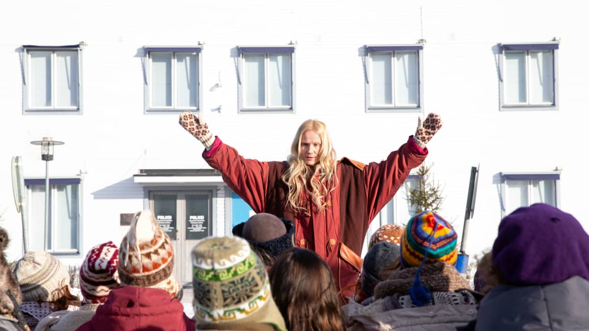 Laura Malmivaaran esittämä Anu Leinonen johtaa protestia Varjakan poliisiaseman edessä.