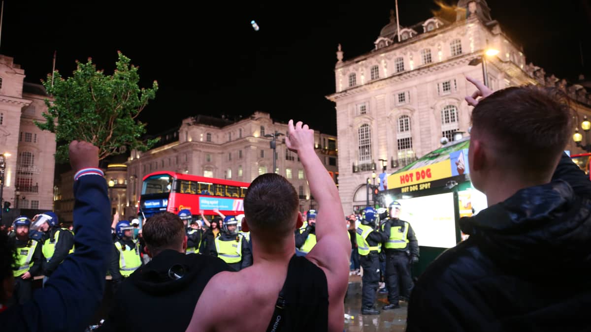 Kannattajat huutavat kohti poliisia Lontoossa