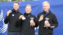Timi Vallioniemi (vas.), Eetu Kallioinen ja Tommi Takanen näyttävät kultamitaleitaan.