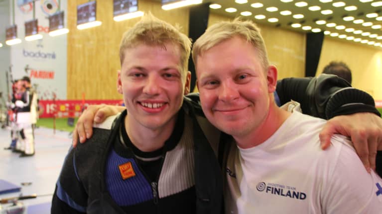 Aleksi Leppä ja Eetu Kallioinen hymyilevät kameralle.