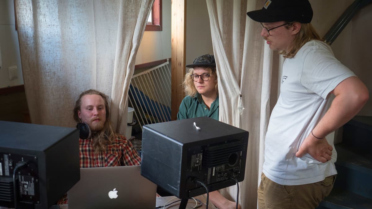 Miehiä musiikkistudiossa. 