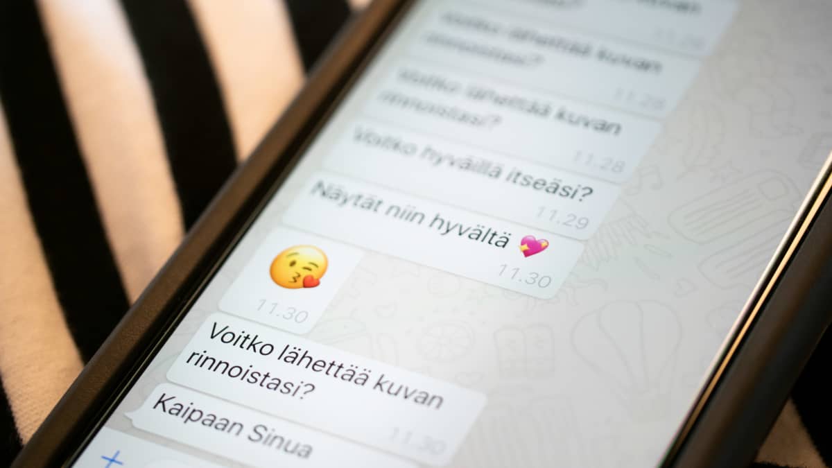 Seksuaalisia viestejä puhelimen näytöllä.