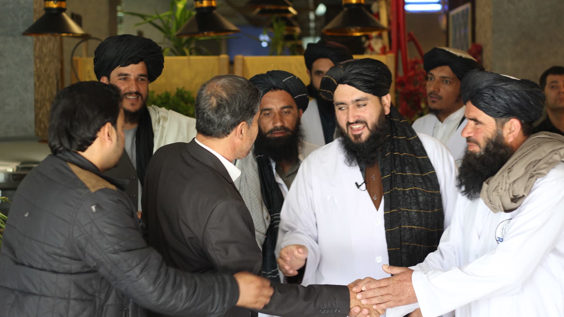 Talibanit otetaan korostetun ystävällisesti vastaan ravintolassa Kabulissa.