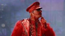 Punaiseen asuun pukeutunut Rammstein-yhtyeen Till Lindemann keikalla Meksikossa.