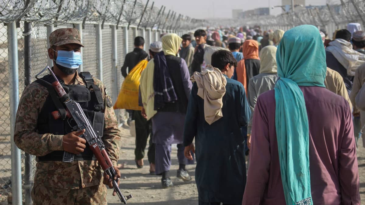 Pakistanilainen sotilas vartioi Pakistanin ja Afganistanin rajanylityspisteellä.