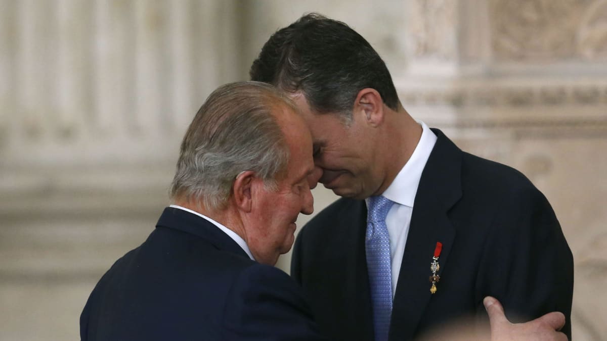 Espanjan entinen kuningas Juan Carlos syleili poikaansa, kruununprinssi Felipeä hetki sen jälkeen kun hän oli allekirjoittanut lain, jossa hän luopuu kruunustaan 18. kesäkuuta 2014. Seuraavana päivänä Felipe nimitettiin virallisesti kuninkaaksi.