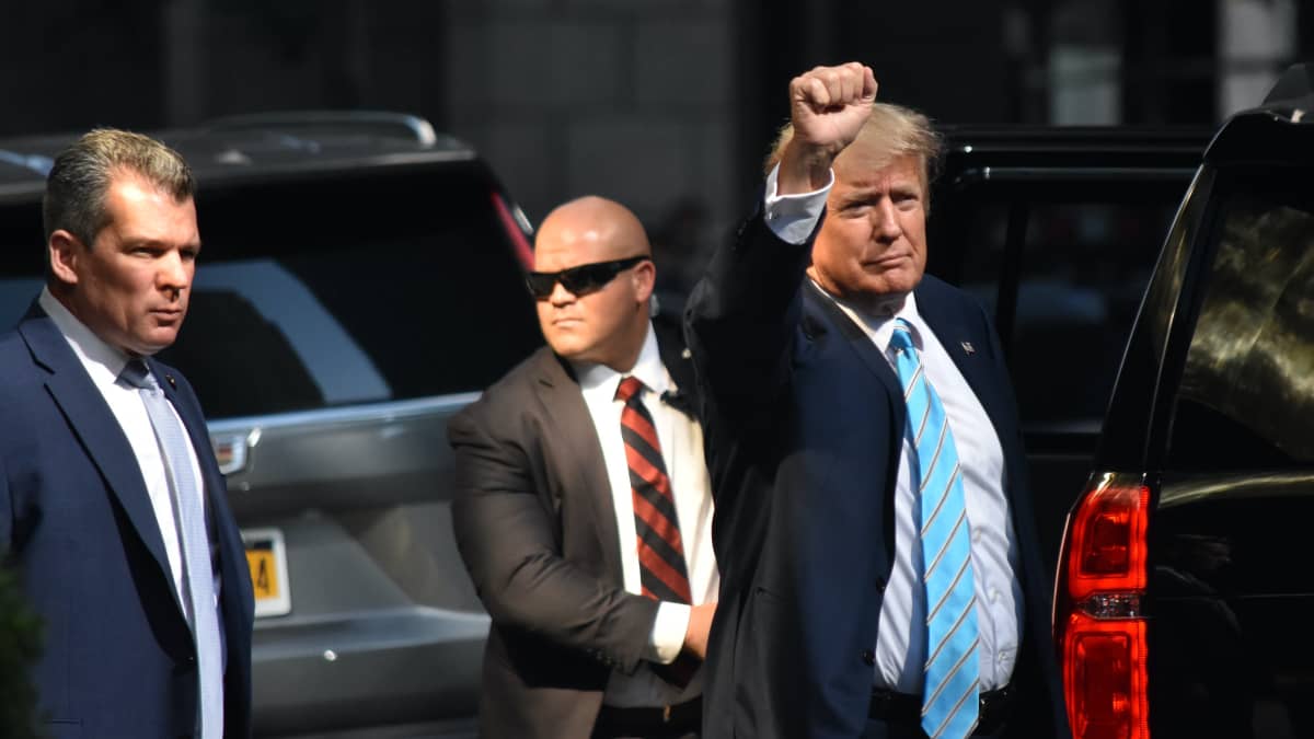 Donald Trump nyrkkiin puristettu käsi pystyssä. 