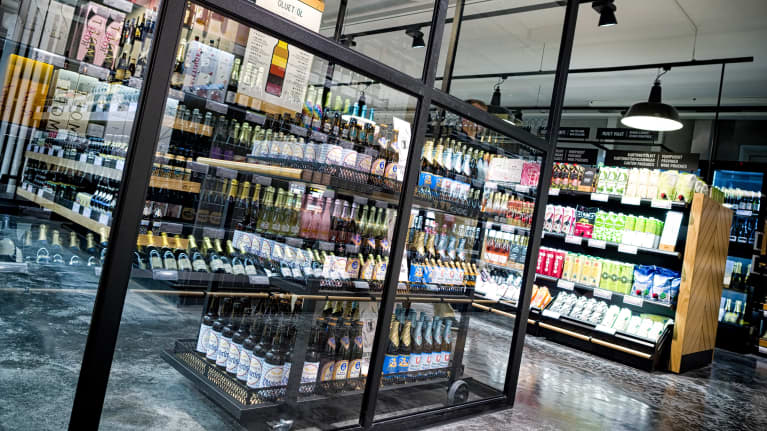 Töölöntorin Alko avajaispäivänä.